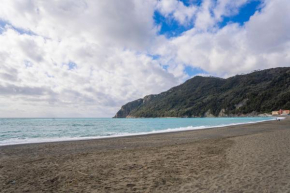 008 - Casa RIVA Vista Mare di fronte alla Spiaggia e Mare Sestri Levante